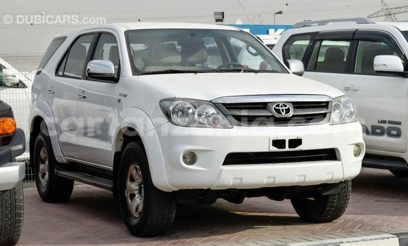 Nunua Imported Toyota Fortuner Nyeupe Gari ndani ya Import - Dubai nchini Arusha Nunua Imported Toyota Fortuner Nyeupe Gari ndani ya Import - Dubai nchini Arusha