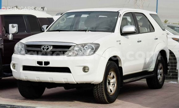 Nunua Imported Toyota Fortuner Nyeupe Gari ndani ya Import - Dubai nchini Arusha Nunua Imported Toyota Fortuner Nyeupe Gari ndani ya Import - Dubai nchini Arusha