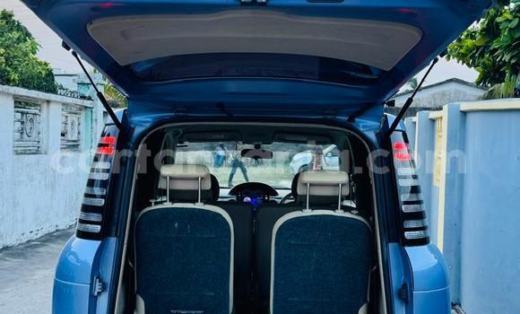 Nunua Ilio tumika Toyota Sienta Bluu Gari ndani ya Dar es Salaam nchini Dar es Salaam