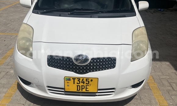Nunua Ilio tumika Toyota Vitz Nyeupe Gari ndani ya Dar es Salaam nchini Dar es Salaam