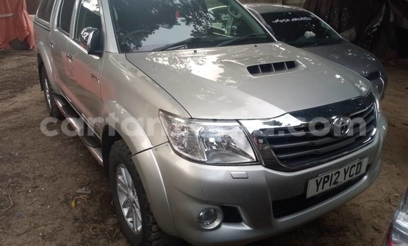 Nunua Ilio tumika Toyota Hilux Fedha Gari ndani ya Dar es Salaam nchini Dar es Salaam