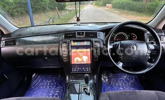 Nunua Ilio tumika Toyota Crown Nyeusi Gari ndani ya Dar es Salaam nchini Dar es Salaam