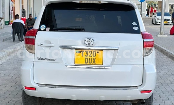 Nunua Ilio tumika Toyota Vanguard Nyeupe Gari ndani ya Dar es Salaam nchini Dar es Salaam