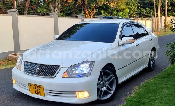 Buy Used Toyota Crown White Car in Dar es Salaam in Dar es Salaam Buy Used Toyota Crown White Car in Dar es Salaam in Dar es Salaam
