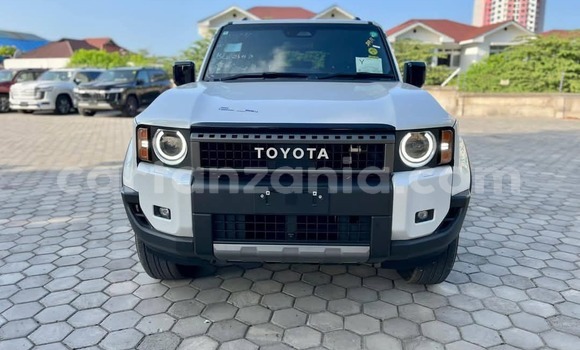 Nunua Imported Toyota Land Cruiser Prado Nyeupe Gari ndani ya Dar es Salaam nchini Dar es Salaam
