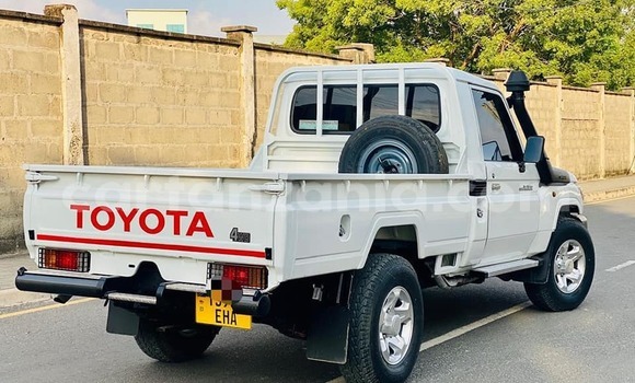 Buy Used Toyota Land Cruiser White Car in Dar es Salaam in Dar es Salaam Buy Used Toyota Land Cruiser White Car in Dar es Salaam in Dar es Salaam