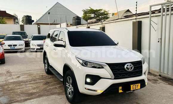 Nunua Ilio tumika Toyota Fortuner Nyeupe Gari ndani ya Dar es Salaam nchini Dar es Salaam