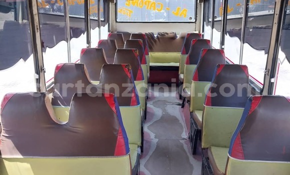 Nunua Ilio tumika Hino Ranger Nyeupe Lori ndani ya Dar es Salaam nchini Dar es Salaam Nunua Ilio tumika Hino Ranger Nyeupe Lori ndani ya Dar es Salaam nchini Dar es Salaam