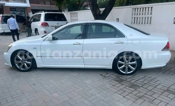 Buy Used Toyota Crown White Car in Dar es Salaam in Dar es Salaam
