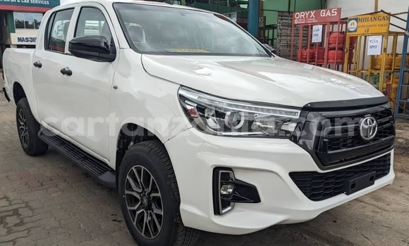 Nunua Ilio tumika Toyota Hiluxe Revo Nyeupe Gari ndani ya Dar es Salaam nchini Dar es Salaam