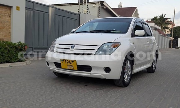 Nunua Ilio tumika Toyota IST Nyeupe Gari ndani ya Dar es Salaam nchini Dar es Salaam