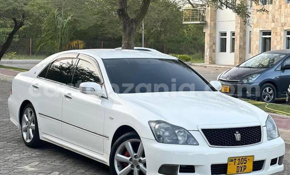 Nunua Ilio tumika Toyota Crown Nyeupe Gari ndani ya Dar es Salaam nchini Dar es Salaam