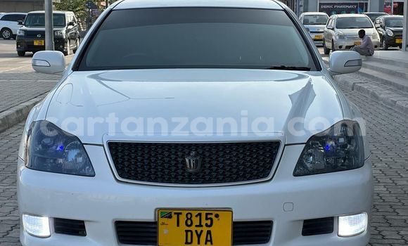 Nunua Ilio tumika Toyota Crown Nyeupe Gari ndani ya Dar es Salaam nchini Dar es Salaam