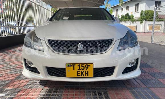 Buy Used Toyota Crown White Car in Dar es Salaam in Dar es Salaam