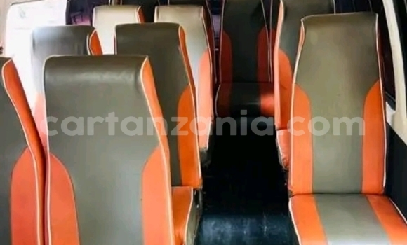 Buy Used Toyota Hiace White Car in Biharamulo in Kagera Buy Used Toyota Hiace White Car in Biharamulo in Kagera