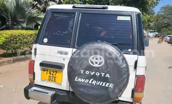 Nunua Ilio tumika Toyota Hilux Nyeupe Gari ndani ya Biharamulo nchini Kagera Nunua Ilio tumika Toyota Hilux Nyeupe Gari ndani ya Biharamulo nchini Kagera