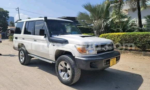 Nunua Ilio tumika Toyota Hilux Nyeupe Gari ndani ya Biharamulo nchini Kagera Nunua Ilio tumika Toyota Hilux Nyeupe Gari ndani ya Biharamulo nchini Kagera
