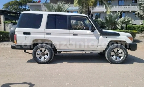 Nunua Ilio tumika Toyota Hilux Nyeupe Gari ndani ya Biharamulo nchini Kagera Nunua Ilio tumika Toyota Hilux Nyeupe Gari ndani ya Biharamulo nchini Kagera