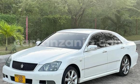 Nunua Ilio tumika Toyota Crown Nyeupe Gari ndani ya Dar es Salaam nchini Dar es Salaam