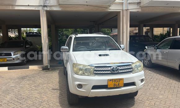 Nunua Ilio tumika Toyota Fortuner Nyeupe Gari ndani ya Dar es Salaam nchini Dar es Salaam