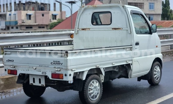 Nunua Ilio tumika Suzuki Cara Nyeupe Gari ndani ya Dar es Salaam nchini Dar es Salaam