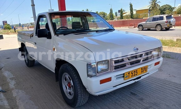 Nunua Ilio tumika Nissan Datsun Nyeupe Gari ndani ya Dar es Salaam nchini Dar es Salaam