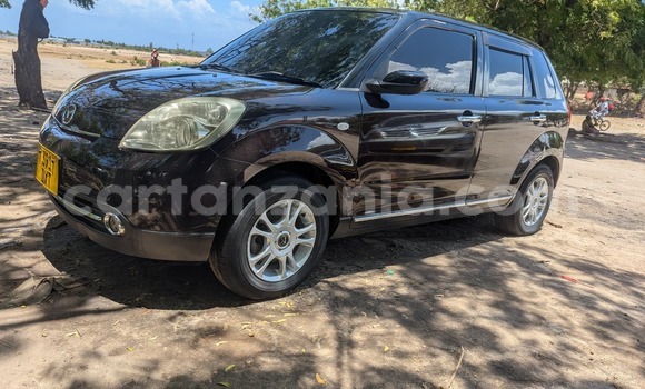 Nunua Ilio tumika Mazda Verisa Nyekundu Gari ndani ya Dar es Salaam nchini Dar es Salaam