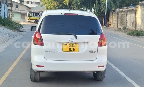 Nunua Ilio tumika Toyota Corolla Spacio Nyeupe Gari ndani ya Dar es Salaam nchini Dar es Salaam