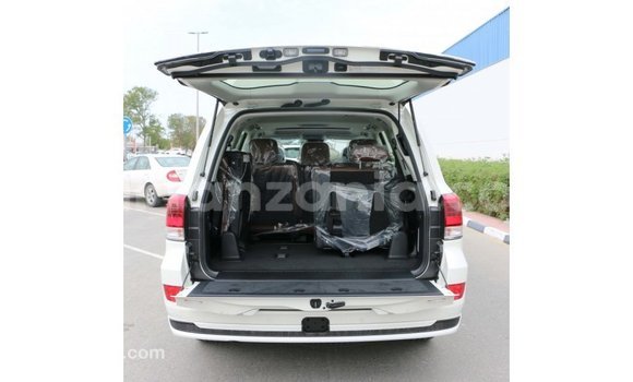 Nunua Imported Toyota Land Cruiser Nyeupe Gari ndani ya Import - Dubai nchini Arusha Nunua Imported Toyota Land Cruiser Nyeupe Gari ndani ya Import - Dubai nchini Arusha