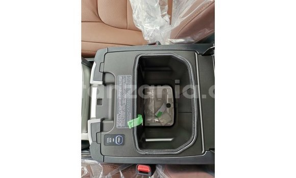 Nunua Imported Toyota Land Cruiser Nyeupe Gari ndani ya Import - Dubai nchini Arusha Nunua Imported Toyota Land Cruiser Nyeupe Gari ndani ya Import - Dubai nchini Arusha