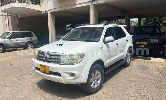 Nunua Ilio tumika Toyota Fortuner Nyeupe Gari ndani ya Dar es Salaam nchini Dar es Salaam
