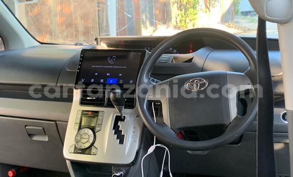 Nunua Ilio tumika Toyota Noah Nyeusi Gari ndani ya Dar es Salaam nchini Dar es Salaam
