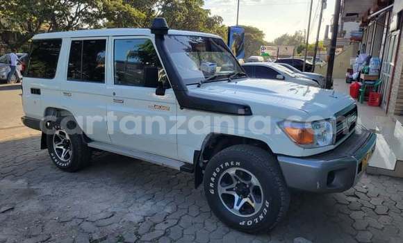 Nunua Ilio tumika Toyota Land Cruiser Nyeupe Gari ndani ya Dar es Salaam nchini Dar es Salaam