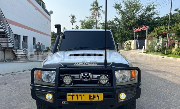Buy Used Toyota Land Cruiser Beige Car in Dar es Salaam in Dar es Salaam