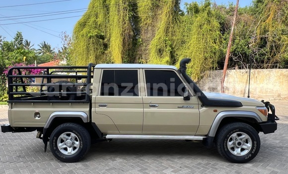 Buy Used Toyota Land Cruiser Beige Car in Dar es Salaam in Dar es Salaam Buy Used Toyota Land Cruiser Beige Car in Dar es Salaam in Dar es Salaam