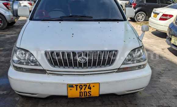 Nunua Ilio tumika Toyota Harrier Nyeupe Gari ndani ya Dar es Salaam nchini Dar es Salaam