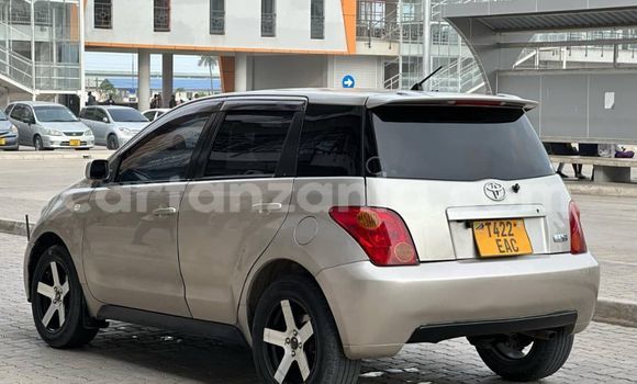 Buy Used Toyota IST Green Car in Dar es Salaam in Dar es Salaam