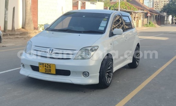Nunua Ilio tumika Toyota IST Nyeupe Gari ndani ya Dar es Salaam nchini Dar es Salaam