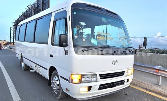 Nunua Mpya Toyota Coaster Nyeupe Gari ndani ya Dar es Salaam nchini Dar es Salaam