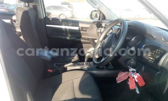 Nunua Ilio tumika Toyota Hilux Nyeupe Gari ndani ya Dar es Salaam nchini Dar es Salaam Nunua Ilio tumika Toyota Hilux Nyeupe Gari ndani ya Dar es Salaam nchini Dar es Salaam