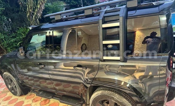 Nunua Imported Land Rover Defender Nyeusi Gari ndani ya Dar es Salaam nchini Dar es Salaam Nunua Imported Land Rover Defender Nyeusi Gari ndani ya Dar es Salaam nchini Dar es Salaam