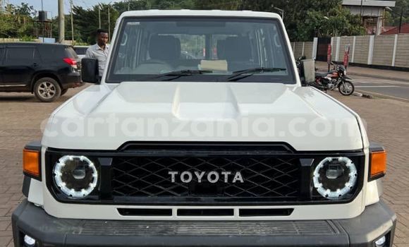 Buy Used Toyota Land Cruiser White Car in Dar es Salaam in Dar es Salaam