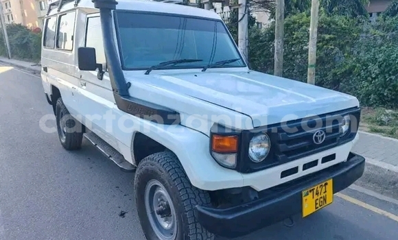 Buy Used Toyota Land Cruiser White Car in Kahama Urban in Shinyanga