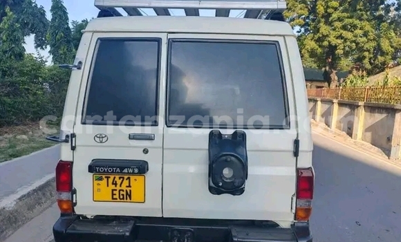 Buy Used Toyota Land Cruiser White Car in Kahama Urban in Shinyanga Buy Used Toyota Land Cruiser White Car in Kahama Urban in Shinyanga