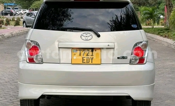 Nunua Ilio tumika Toyota IST Nyeupe Gari ndani ya Chamwino nchini Dodoma