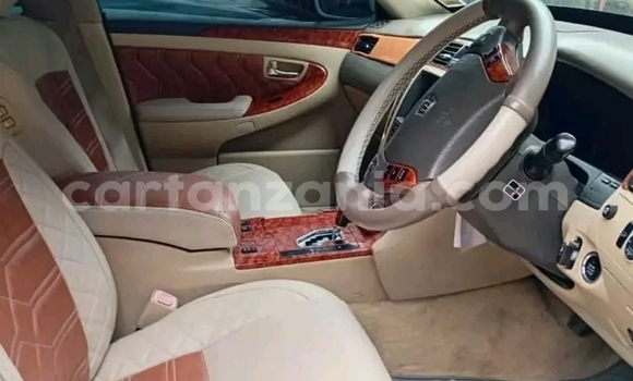 Nunua Ilio tumika Toyota Crown Nyeupe Gari ndani ya Geita nchini Geita