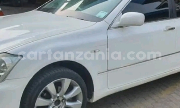 Buy Used Toyota Crown White Car in Geita in Geita Buy Used Toyota Crown White Car in Geita in Geita