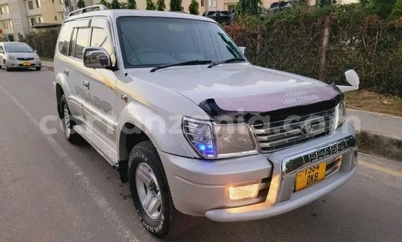 Buy Used Toyota Land Cruiser Prado White Car in Busega in Simiyu