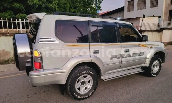 Buy Used Toyota Land Cruiser Prado White Car in Busega in Simiyu Buy Used Toyota Land Cruiser Prado White Car in Busega in Simiyu