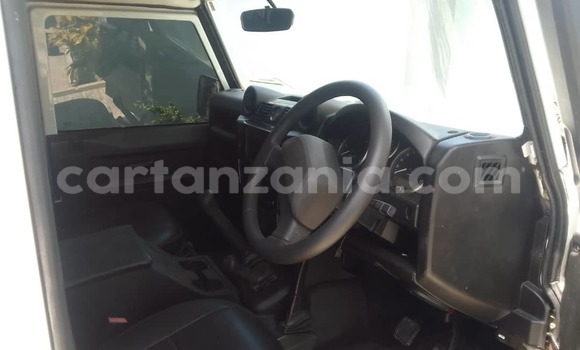 Nunua Ilio tumika Land Rover Defender Nyeupe Gari ndani ya Dar es Salaam nchini Dar es Salaam Nunua Ilio tumika Land Rover Defender Nyeupe Gari ndani ya Dar es Salaam nchini Dar es Salaam